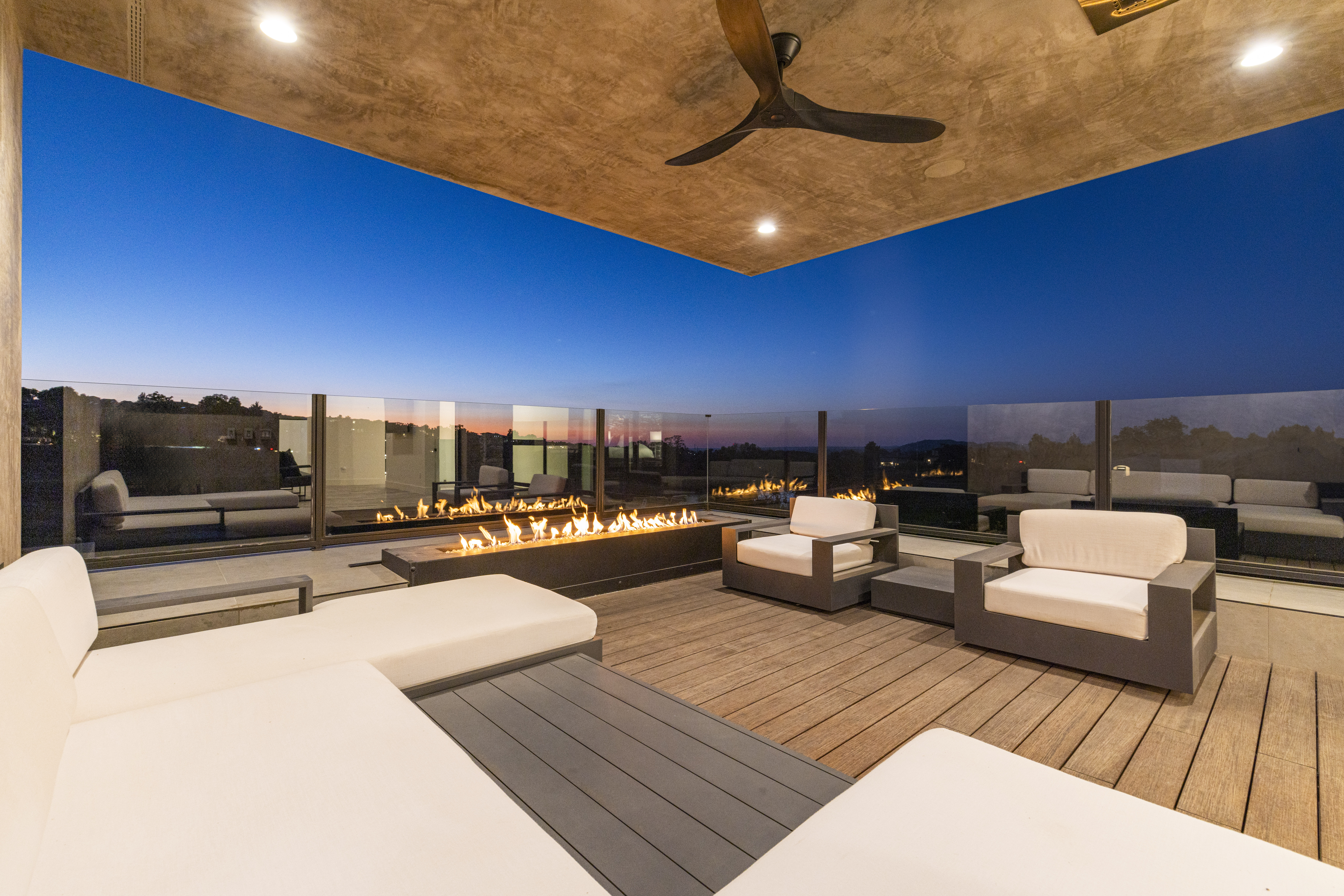 4573 Greenview Dr — vanishing edge pool and outdoor entertaining area